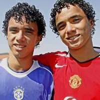 Samba Kembar Mendarat di Old Trafford