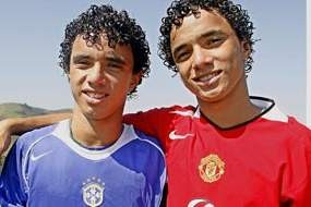 Samba Kembar Mendarat di Old Trafford