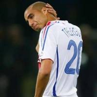 Domenech Bertahan, Trez Pilih Pensiun