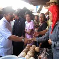 Kampanye di Pasar, Pakde Karwo Disambati Pedagang