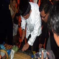 Di Pasar Pahing Kediri, Mudjiono Janji Prioritaskan Korban Lumpur