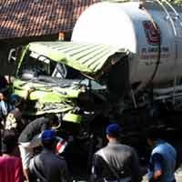 Trailer Hantam Truk Semen Curah, Lalin Macet 4 Jam