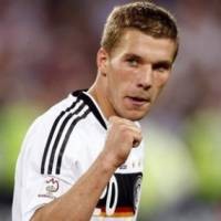 Klinsmann Pertahankan Podolski
