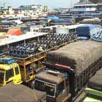 Antrean Truk di Pelabuhan Merak Semakin Menggila