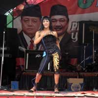 Kampanye di Bungkul, Tim SR Goyang Ngebor Bareng Waria