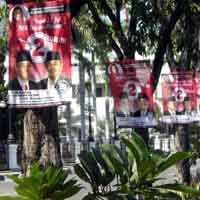 Gambar Cagub-Cawagub Masih Banyak Dipaku di Pohon