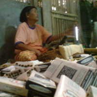 Mengintip Pabrik Rokok Rumahan Sami Jaya