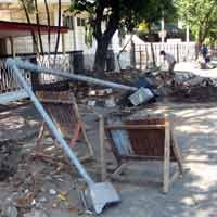 Braak..! Tiang PJU Jatuh Timpa Pejalan Kaki