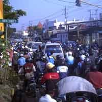 Saling Serobot, Jalan Tanjungsari-Sukomanunggal Macet