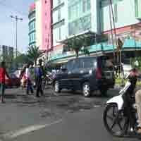 Hati-hati..! Jalan Berlubang di Depan PGS