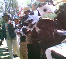 Mawar Tuntut Kesejahteraan