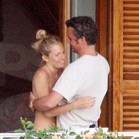 Sienna Miller Topless Bareng Pria Beristri