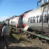 5 Gerbong KA BBM Anjlok, Tiang Telepon Roboh