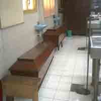 Dua Peti Jenazah Dipersiapkan di Kamar Mayat RSU Soetomo