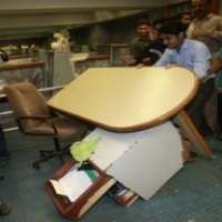 Indeks Saham Anjlok, Investor Pakistan Ngamuk