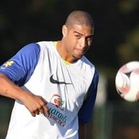 Tekad Adriano Cetak Banyak Gol