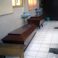 Empat Peti Mati Disiapkan di Kamar Mayat