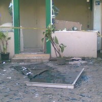 Serpihan Kaca Masih Berserakan