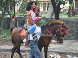 Berkuda di Tamansari, Wisata Murah Meriah 