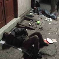 Tunggu Sumiarsih & Sugeng, Wartawan Jagongan di Kuburan