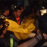 Dor..! Dada Kiri Sumiarsih & Sugeng Dikoyak Peluru