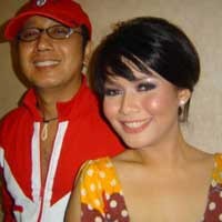 Eel Ritonga Mesra dengan Perempuan Lain