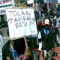 Tolak Penambangan Pasir Besi, Warga Kulonprogo Serbu UGM