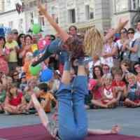 Menonton Aksi Seniman di Linz