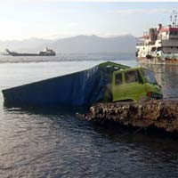 As Patah, Truk Semen Jatuh ke Laut Saat Akan Naik Kapal