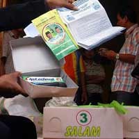 Panwas Lamongan Temukan Tim Salam Bagi-bagi Sembako