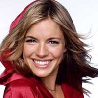 Sienna Miller dalam Balutan Gaun Pesta