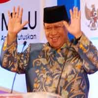 Nyoblos di TPS 27, Soenarjo Bercanda dengan Sang Istri