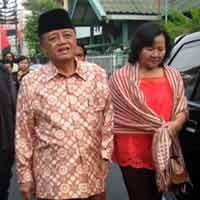 Nyoblos di TPS 29, Sutjipto Gandeng Mesra Istrinya