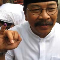 Soekarwo Panen Suara di TPS Tempatnya Mencoblos