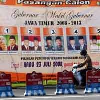 Jelang Coblosan Pilgub Jatim, Tim KarSa Bagi-bagi Beras