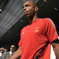 Henry Tak Mau Bujuk Adebayor ke Barca