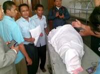 Istri Ramses Terkulai Lihat Jenazah Suaminya