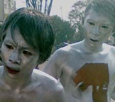 Manusia Perak Ikut Kampanye