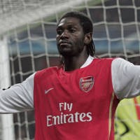 Adebayor Isyaratkan Bertahan