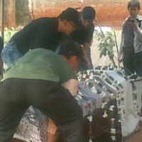 Bambang Dimakamkan, Istri Menangis