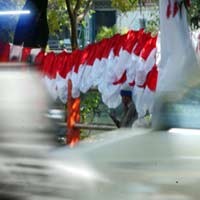Pedagang Bendera Bermunculan di Kota Pahlawan