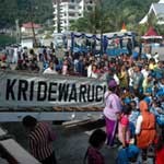 Dua Kapal Perang Diserbu Ratusan Pelajar