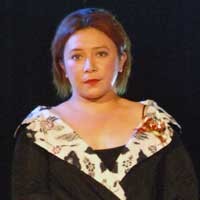 Gaya Unik Melly Goeslaw