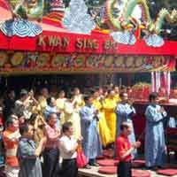 Ribuan Umat Tri Dharma Ngalap Berkah di Klenteng Tuban