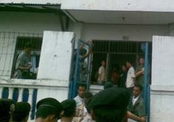 Polisi Kembali Siaga, Warga Pinang Ranti Persenjatai Diri