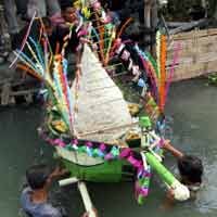 Ingatkan Jaga Lingkungan, Warga Karangpilang Gelar Larung Sungai
