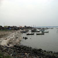 Seorang Pencari Besi Tua Hilang di Perairan Kenjeran