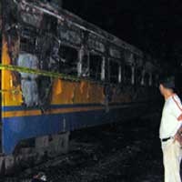 Sebuah Gerbong KA Matarmaja yang Parkir Hangus Terbakar