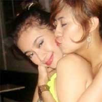 Beredar Foto Ratu Felisha Cium Perempuan