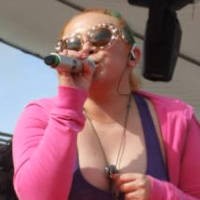 Makin Kurus, Melly Goeslaw PD Berbaju Ketat